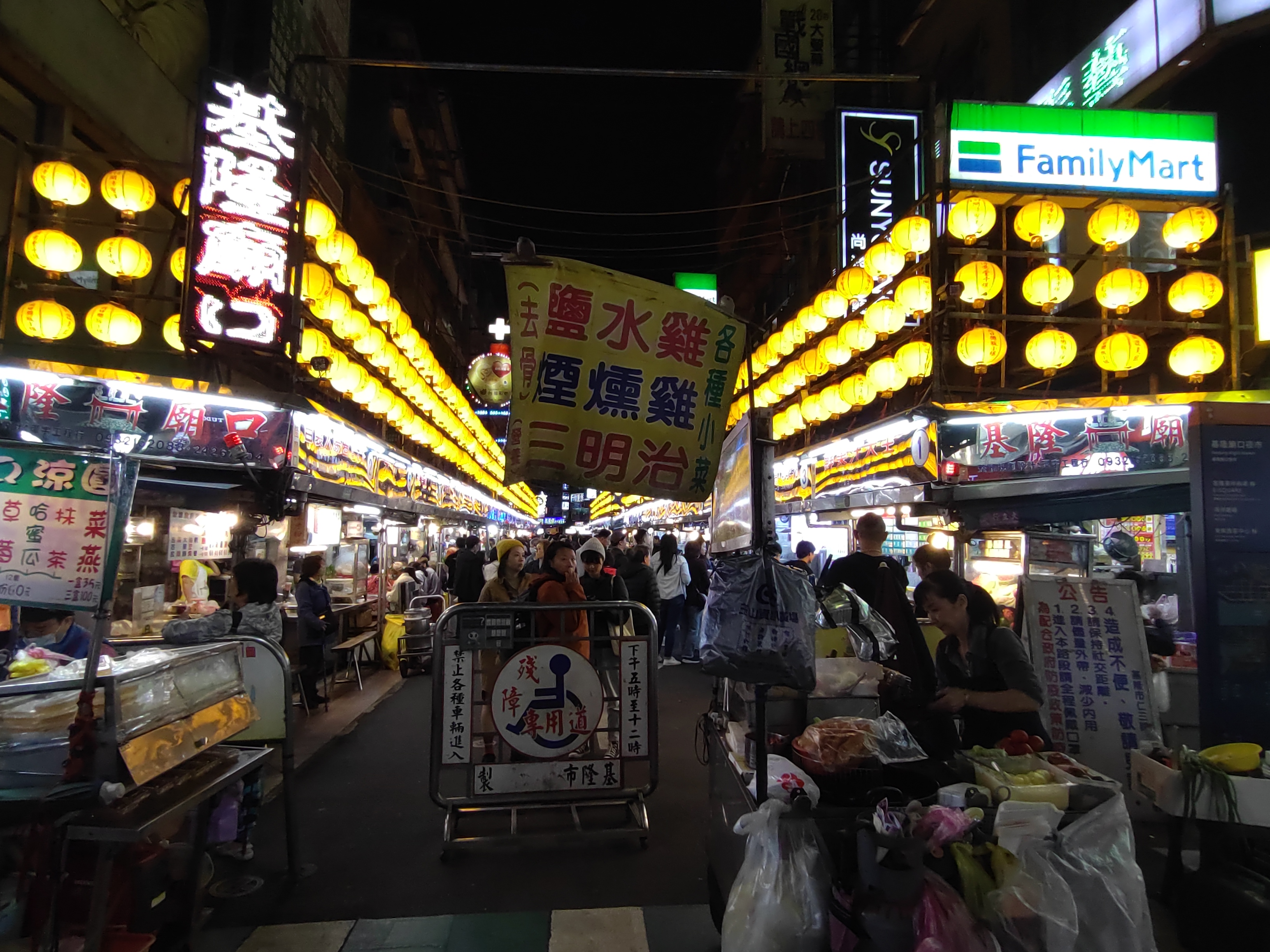 廟口夜市入り口